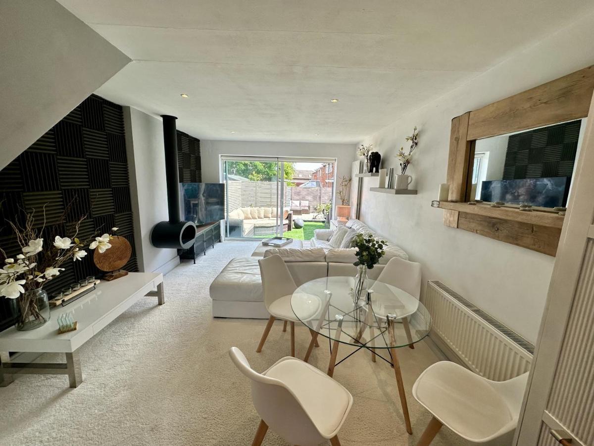 Villa Fantastic 2-Bed House With Parking - Hosted By Hutch Lifestyle Royal Royal Leamington Spa Exterior foto