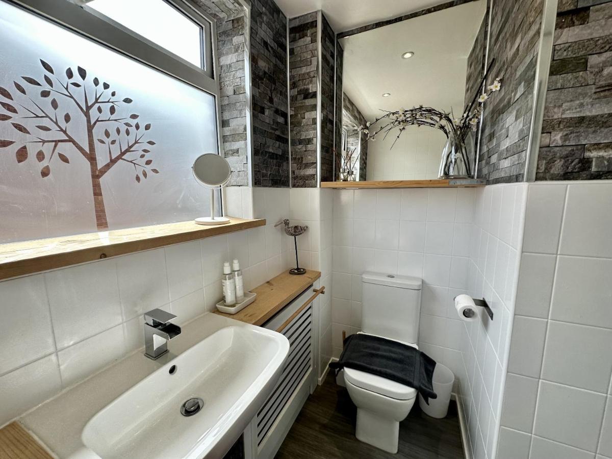 Villa Fantastic 2-Bed House With Parking - Hosted By Hutch Lifestyle Royal Royal Leamington Spa Exterior foto