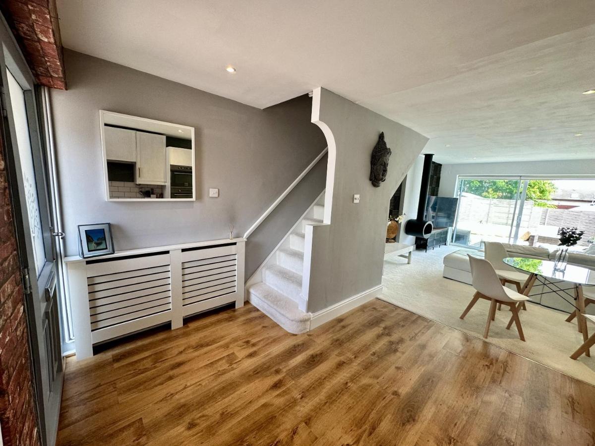 Villa Fantastic 2-Bed House With Parking - Hosted By Hutch Lifestyle Royal Royal Leamington Spa Exterior foto