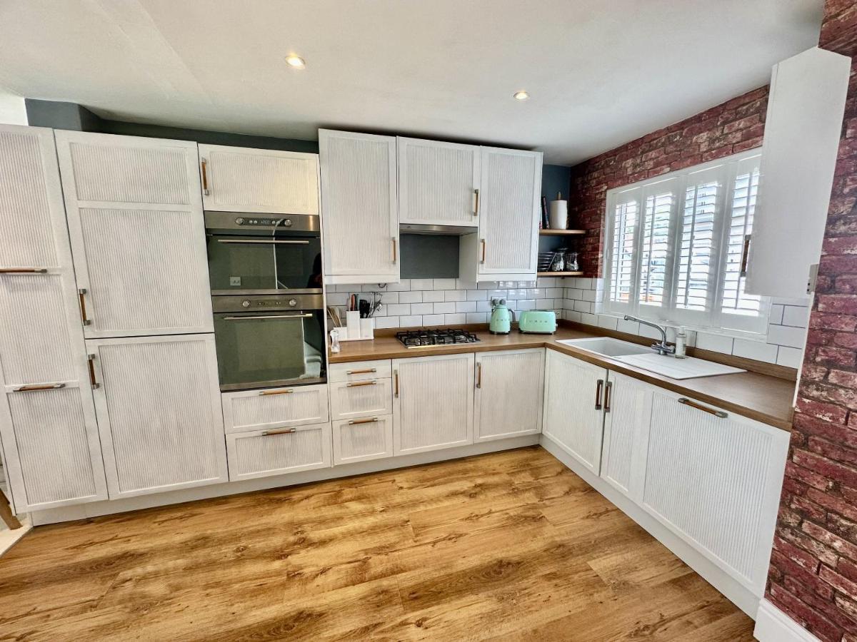 Villa Fantastic 2-Bed House With Parking - Hosted By Hutch Lifestyle Royal Royal Leamington Spa Exterior foto