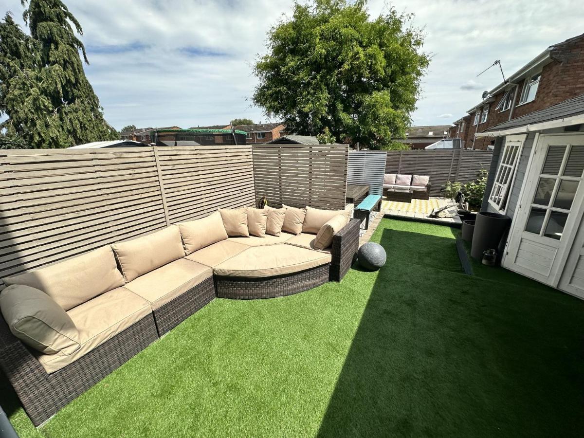 Villa Fantastic 2-Bed House With Parking - Hosted By Hutch Lifestyle Royal Royal Leamington Spa Exterior foto
