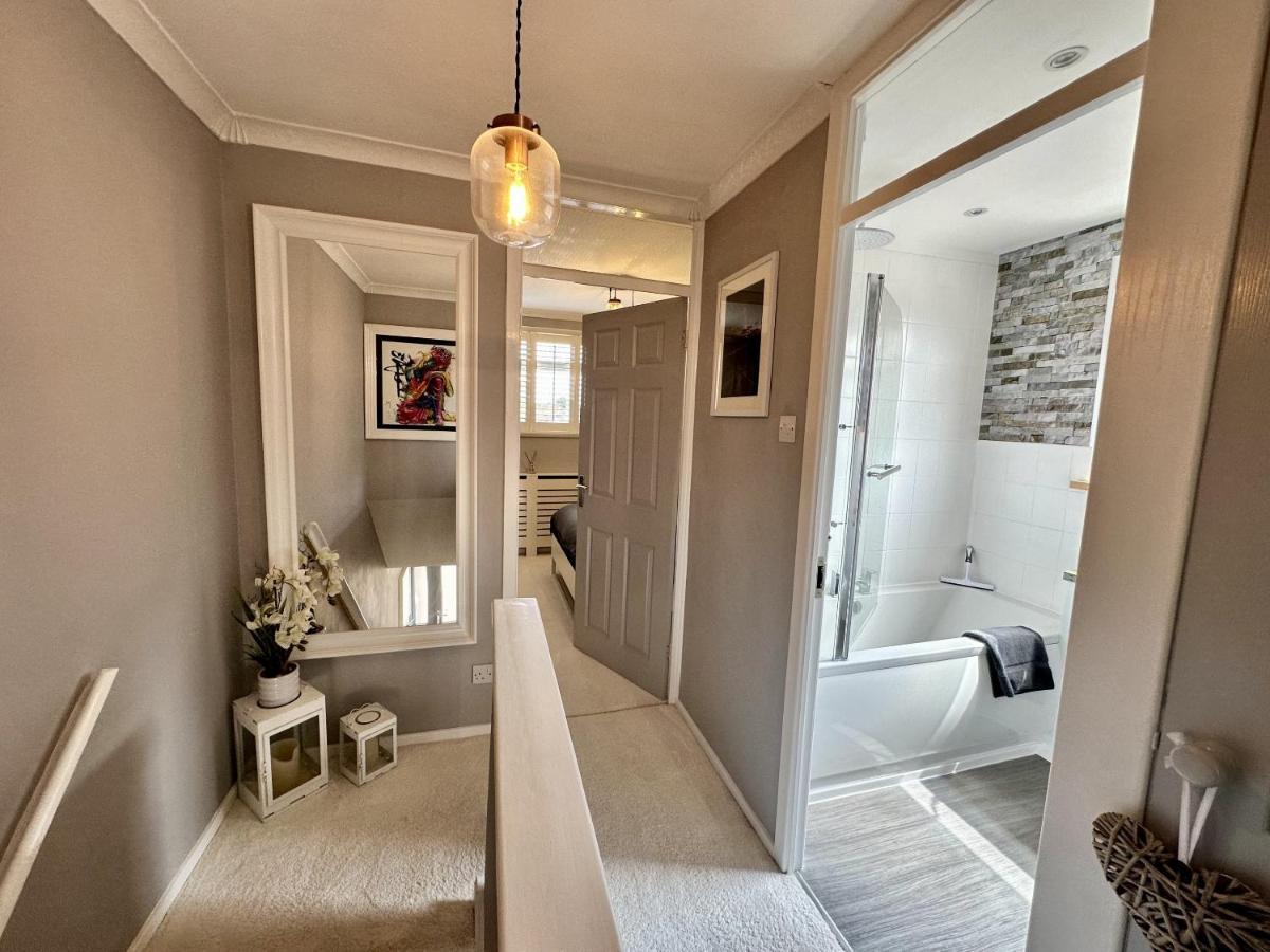 Villa Fantastic 2-Bed House With Parking - Hosted By Hutch Lifestyle Royal Royal Leamington Spa Exterior foto