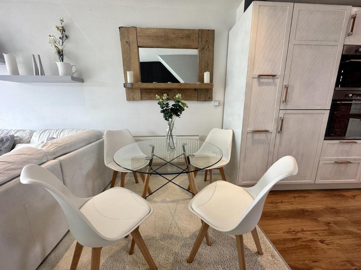 Villa Fantastic 2-Bed House With Parking - Hosted By Hutch Lifestyle Royal Royal Leamington Spa Exterior foto